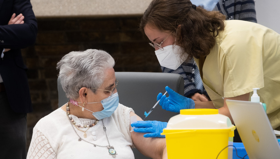Archivo - Una persona mayor recibiendo una vacuna en una residencia