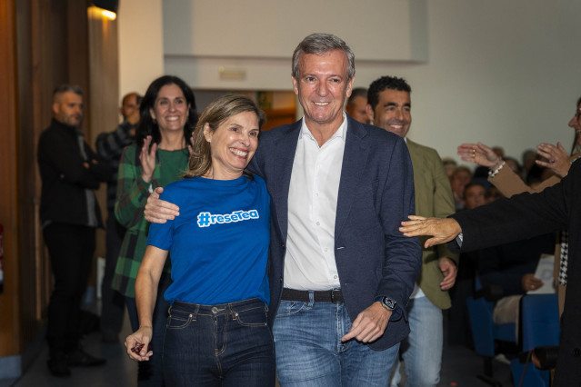 El presidente del PPdeG, Alfonso Rueda, y la presidenta de la formación local en Ponteareas, Nava Castro