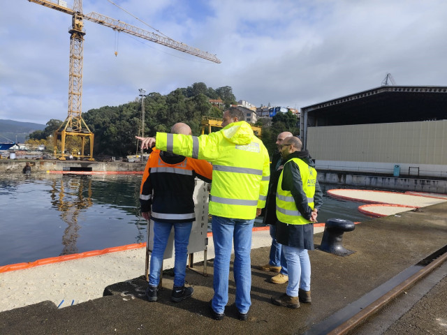 La Autoridad Portuaria de Vigo (APV) trabaja junto a los servicios de la Consellería do Mar y de Medio Ambiente para recoger el vertido de aceite de palma, a 2 de noviembre de 2025.