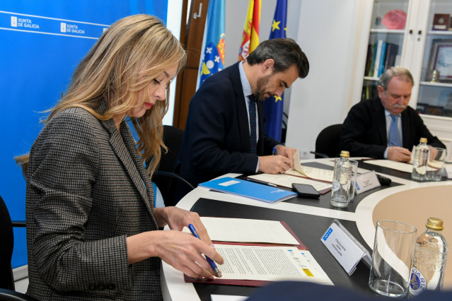 La conselleira de Política Social e Igualdade, Fabiola García Martínez, durante la firma de dos convenios de colaboración con el Consello da Avogacía Galega.