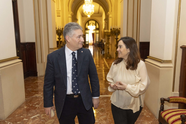 Archivo - El rector de la UDC, Ricardo Cao, junto a la alcaldesa herculina, Inés Rey
