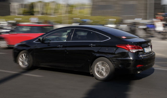 Archivo - Coches VTC de empresas como Cabify y Uber en el centro de Madrid.