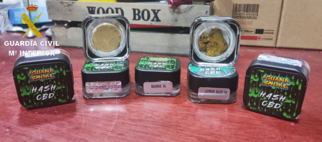 Sustancias incautadas por la Guardia Civil en un establecimiento de Caldas de Reis (Pontevedra).