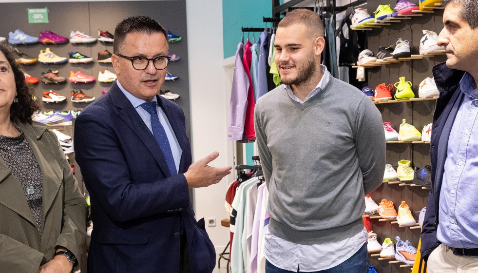 El conselleiro de Emprego, Comercio e Emigración, José González, visita dos establecimientos por el comienzo de la 2ª edición de 2025 de los bonos Activa Comercio