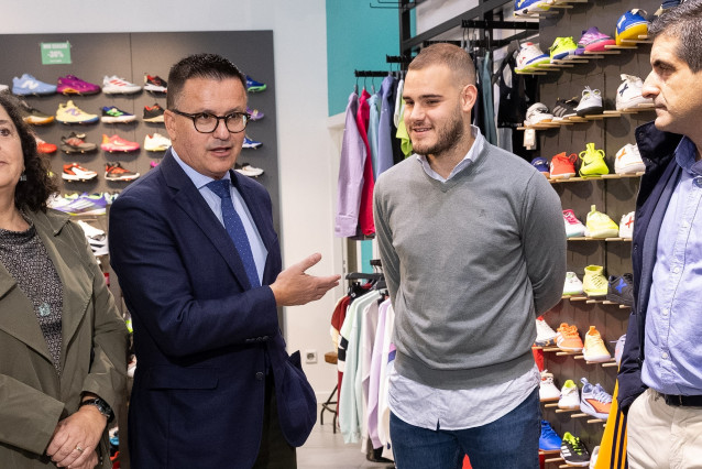El conselleiro de Emprego, Comercio e Emigración, José González, visita dos establecimientos por el comienzo de la 2ª edición de 2025 de los bonos Activa Comercio