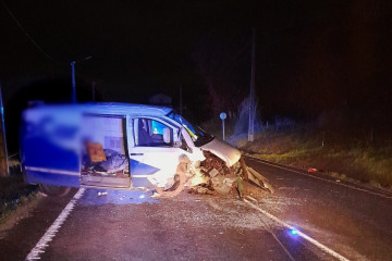 Furtoneta accidentada en Narón (A Coruña).