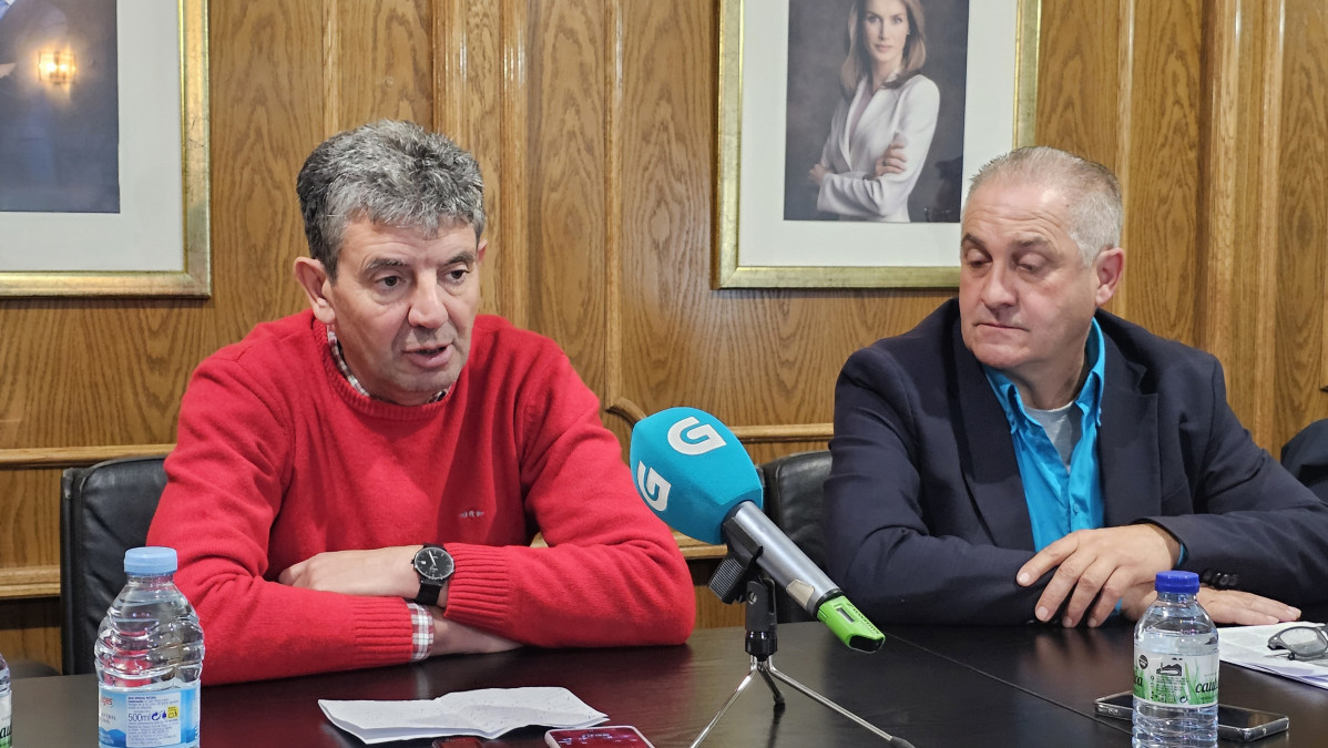El alcalde de Manzaneda, Amable Fernández, y el líder del PSdeG de Ourense, Álvaro Vila, celebran una rueda de prensa en el Ayuntamiento