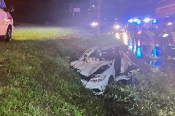 Coche accidentando en el accidente mortal en una foto de los Bombeiros de Boiro