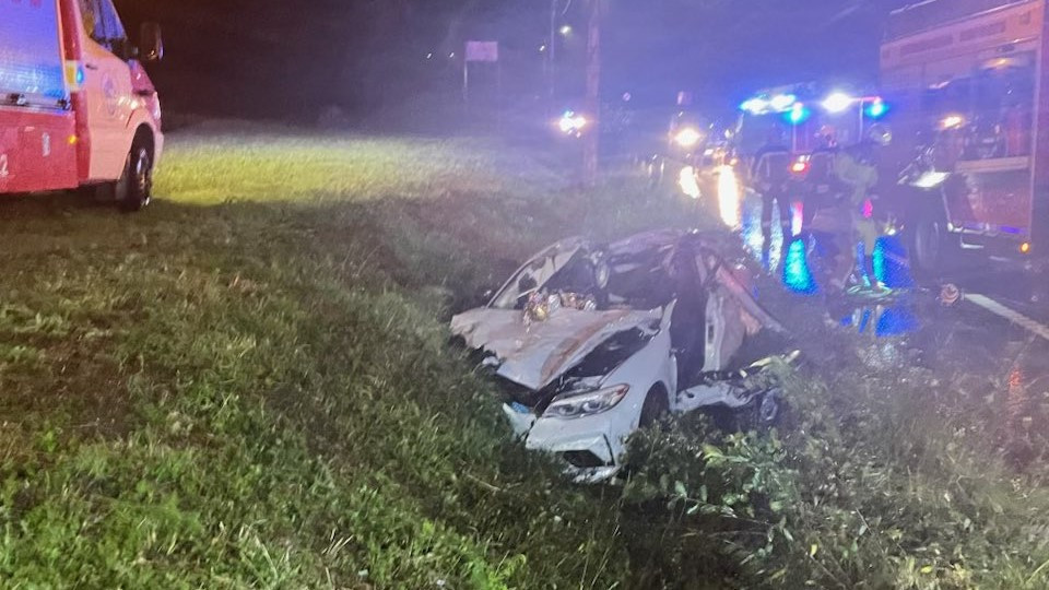 Coche accidentando en el accidente mortal en una foto de los Bombeiros de Boiro