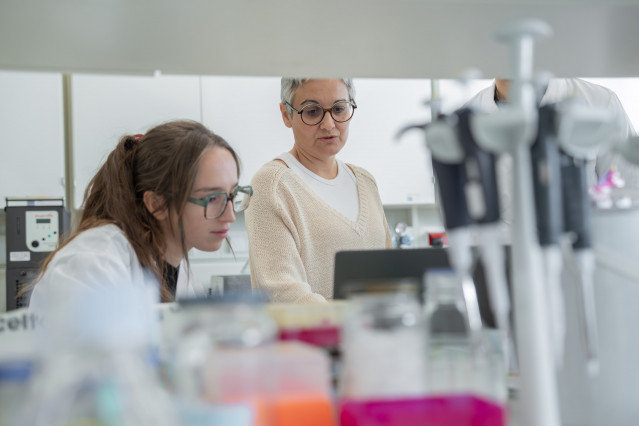 María Mayán en el laboratorio.
