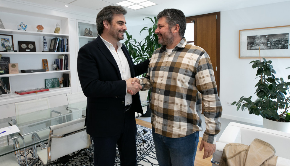 El conselleiro de Presidencia, Xustiza e Deportes, Diego Calvo, se reúne con el nuevo alcalde de Outes (A Coruña), Francisco Calo.