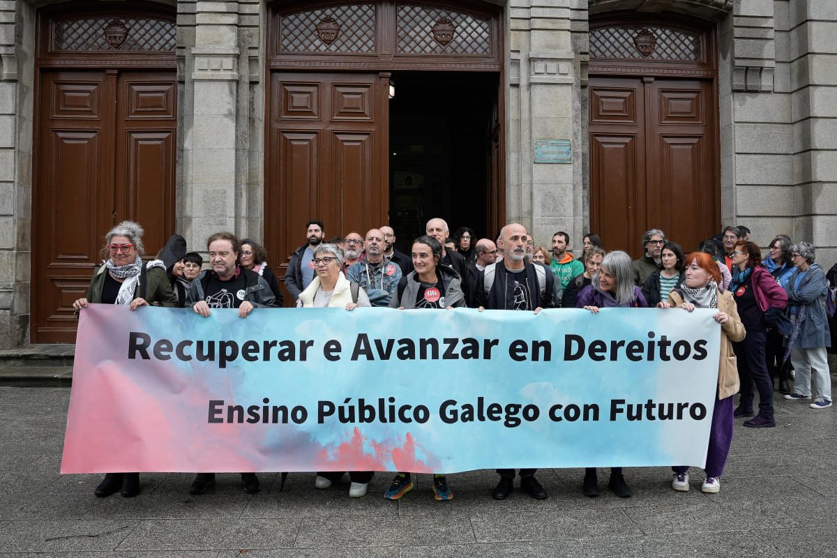 Profesores se concentran con motivo de la huelga de educación, en el Instituto Valle Inclán de Pontevedra, a 28 de octubre de 2025, en Pontevedra, Galicia (España).