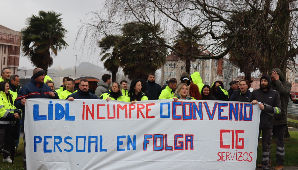 Archivo - Personal del almacén de Lidl en Narón (A Coruña) se concentra ante el edificio administrativo de la Xunta en San Caetano, en Santiago de Compostela.