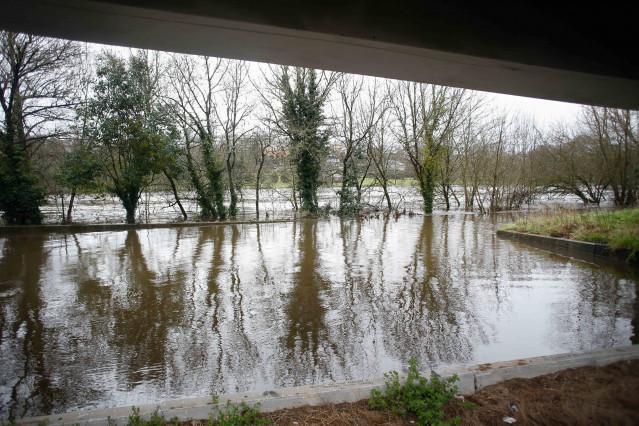 Archivo - Desbordamiento del río Miño, a 28 de enero de 2025, en Lugo, Galicia (España). La borrasca Herminia ha provocado numerosos destrozos en Galicia y aunque la situación empieza a mejorar, en las últimas horas se mantienen afecciones en el tráfico f