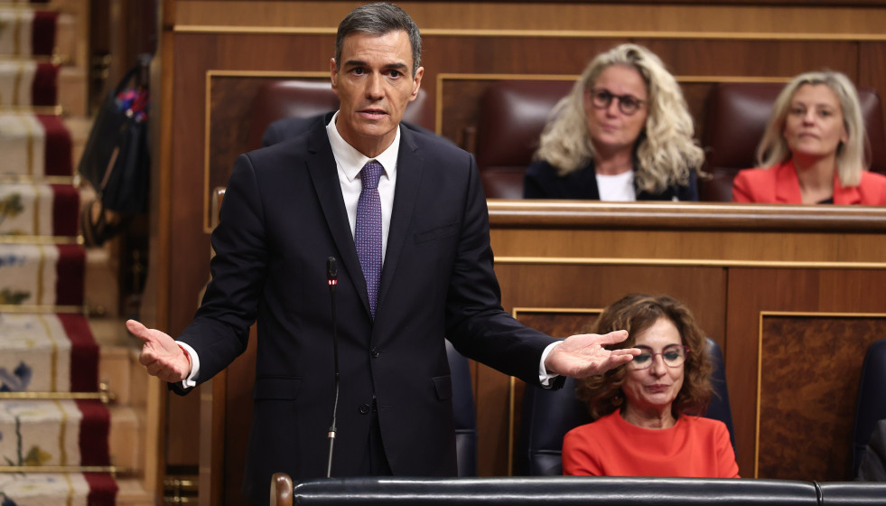 El presidente del Gobierno, Pedro Sánchez, interviene durante una sesión de control al Gobierno, en el Congreso de los Diputados, a 12 de noviembre de 2025, en Madrid (España). Sánchez ha acudido