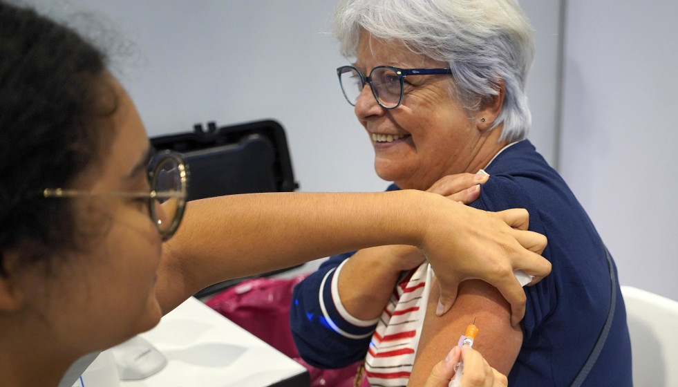 Archivo - Una mujer se vacuna el día de apertura del Instituto Feiral de Vigo (Ifevi) para la doble inmunización frente al COVID y la gripe, a 26 de octubre de 2023, en Vigo, Pontevedra, Galicia (Es