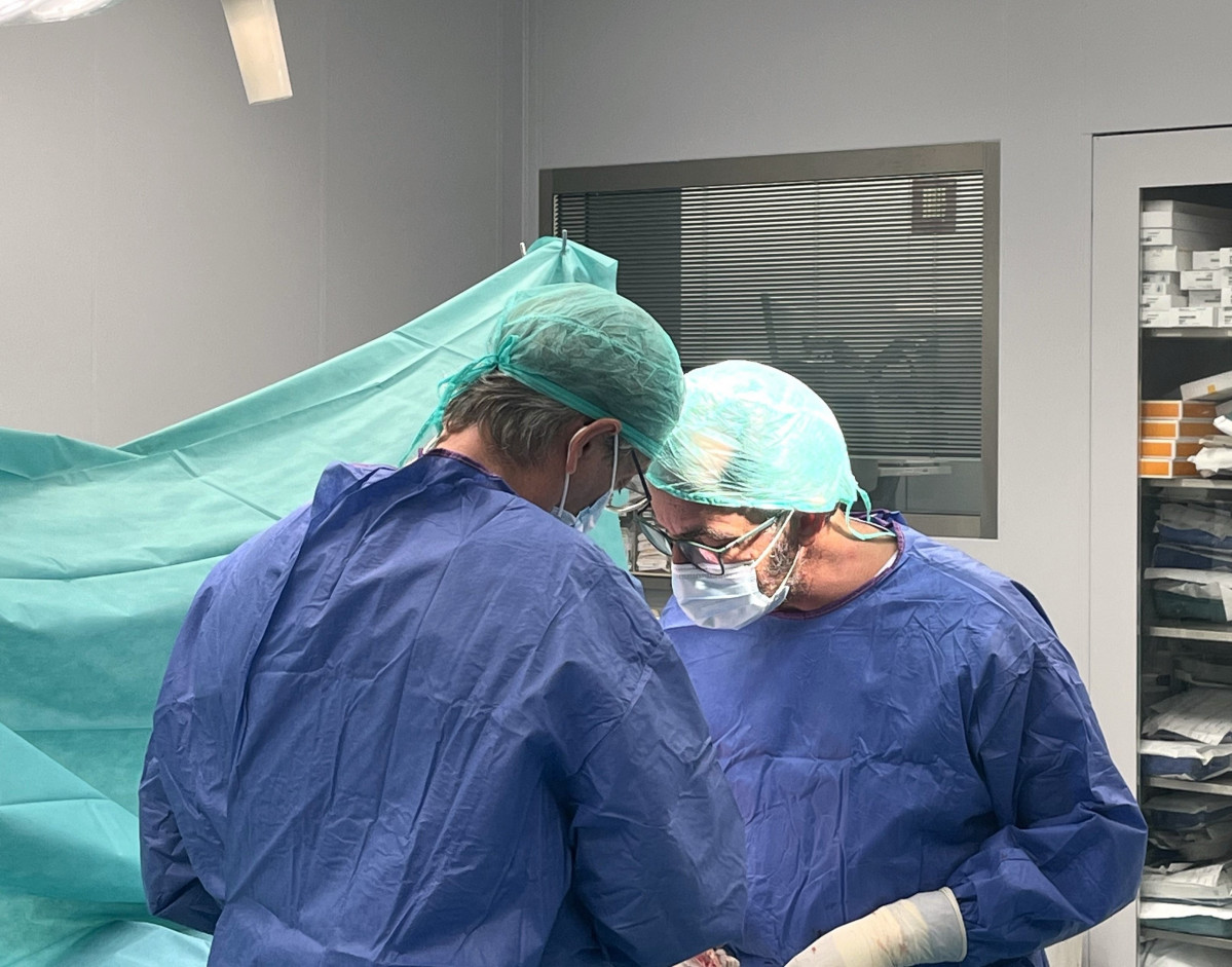 Archivo - Los doctores Pablo Navarro (de espaldas) y Fernando Mozo en quirófano.