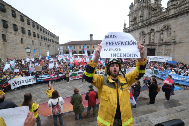 Archivo - Un bombero durante la manifestación contra la gestión de la Xunta de Galicia en los incendios forestales, a 14 de septiembre de 2025, en Santiago de Compostela, A Coruña, Galicia (España). La manifestación se ha producido bajo el lema ‘La políti