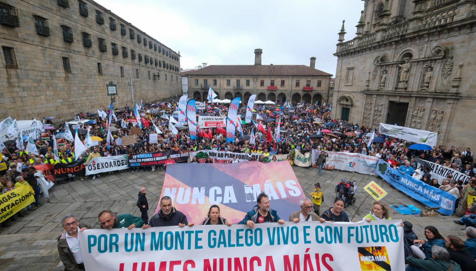 Decenas de personas durante la manifestación contra la gestión de la Xunta de Galicia en los incendios forestales, a 14 de septiembre de 2025, en Santiago de Compostela, A Coruña, Galicia (España)