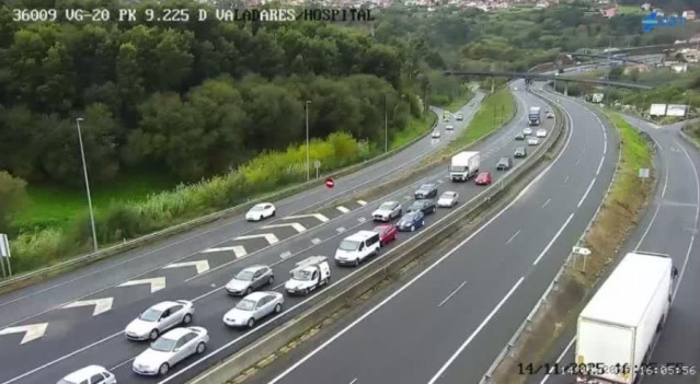 Retenciones en la VG-20 en Vigo, por desprendimiento de tierra en la calzada.