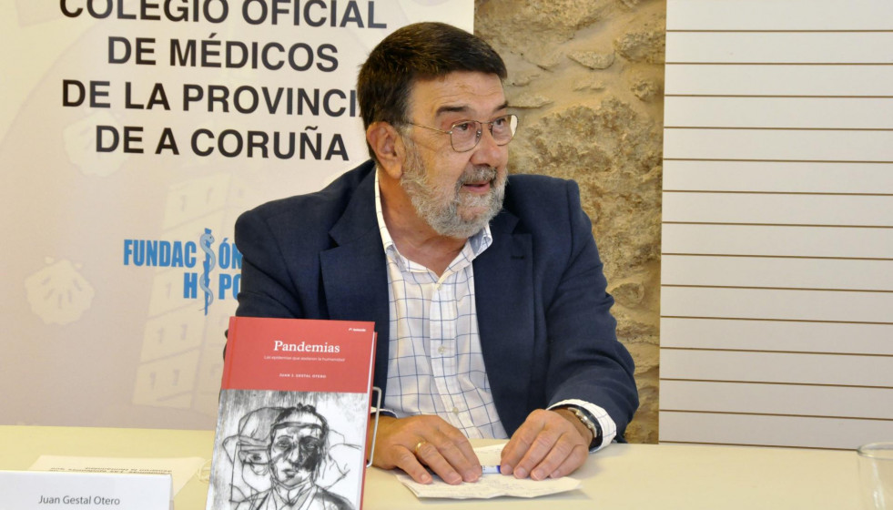 Archivo - El doctor y epidemiólogo Juan Gestal en la presentación de su libro 'Pandemias. Las epidemias que asolaron a la humanidad'.