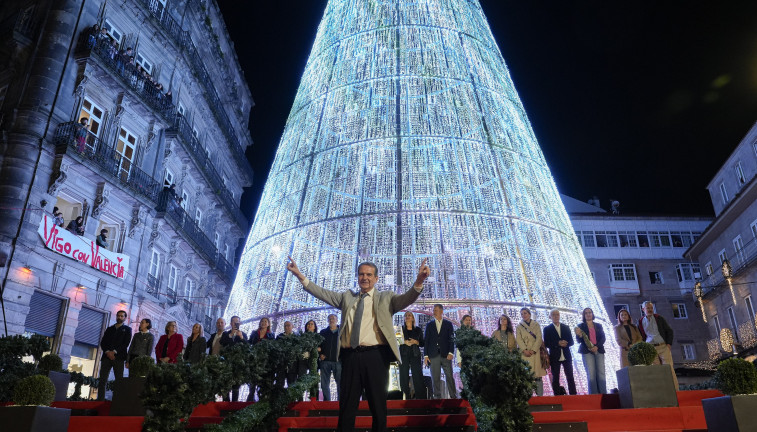 Archivo - El alcalde de Vigo, Abel Caballero, durante el encendido de las luces de Navidad en Porta do Sol el año pasado.
