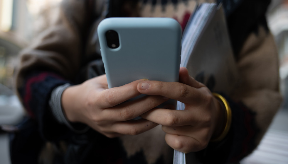 Archivo - Una persona usa el teléfono móvil, a 1 de febrero de 2024, en Barcelona, Catalunya (España).