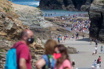 Archivo - Turistas pasean por la playa de Las Catedrales, a 15 de agosto de 2021, en Ribadeo, Lugo, Galicia (España). La playa de Las Catedrales o As Catedrais se mantiene como uno de los principales