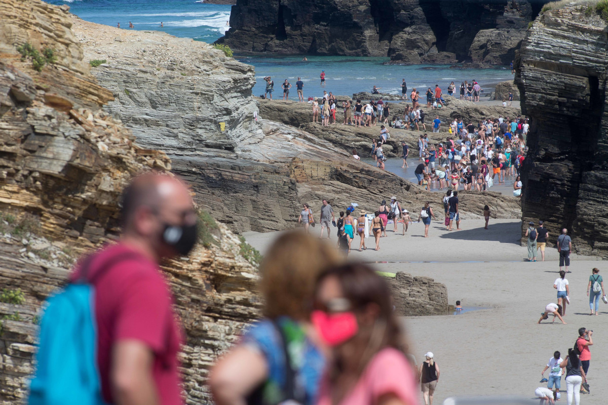 Archivo - Turistas pasean por la playa de Las Catedrales, a 15 de agosto de 2021, en Ribadeo, Lugo, Galicia (España). La playa de Las Catedrales o As Catedrais se mantiene como uno de los principales