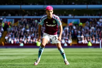 Mingueza con la camiseta del Aston Vila en una imagen creada por IA