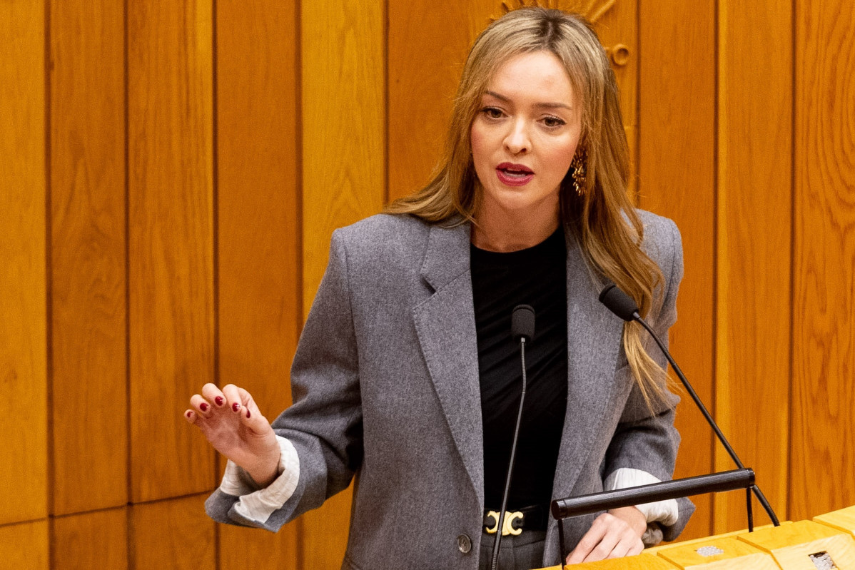 La conselleira de Política Social e Igualdade, Fabiola García, comparece en el pleno del Parlamento de Galicia