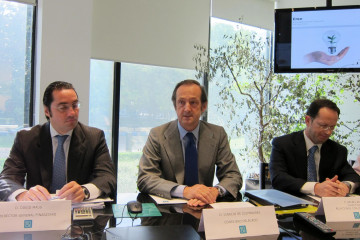 Archivo - De izquierda a derecha: el director general de Finanzas de Ence, Diego Maus; el consejero delegado de Ence, Ignacio de Colmenares, y el director de relaciones con los inversores, Rafael Rico
