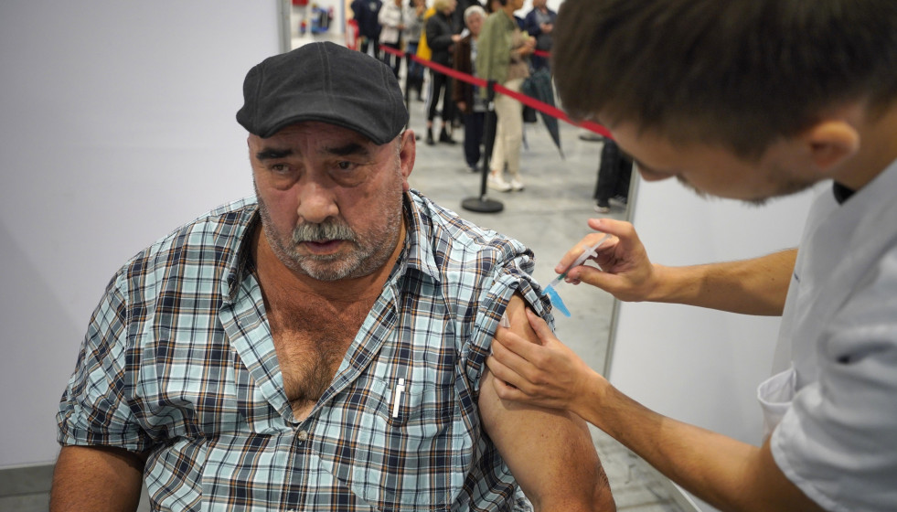 Archivo - Un hombre se vacuna el día de apertura del Instituto Feiral de Vigo (Ifevi) para la doble inmunización frente al COVID y la gripe, a 26 de octubre de 2023, en Vigo, Pontevedra, Galicia (Es