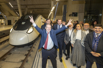 Archivo - El alcalde de Vigo, Abel Caballero, a su llegada a la estación de Vigo en un tren Avril de alta velocidad, a 5 de enero de 2024, en Vigo, Pontevedra, Galicia.