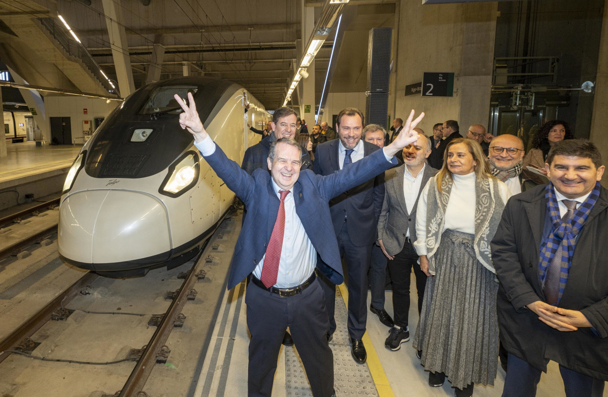 Archivo - El alcalde de Vigo, Abel Caballero, a su llegada a la estación de Vigo en un tren Avril de alta velocidad, a 5 de enero de 2024, en Vigo, Pontevedra, Galicia.