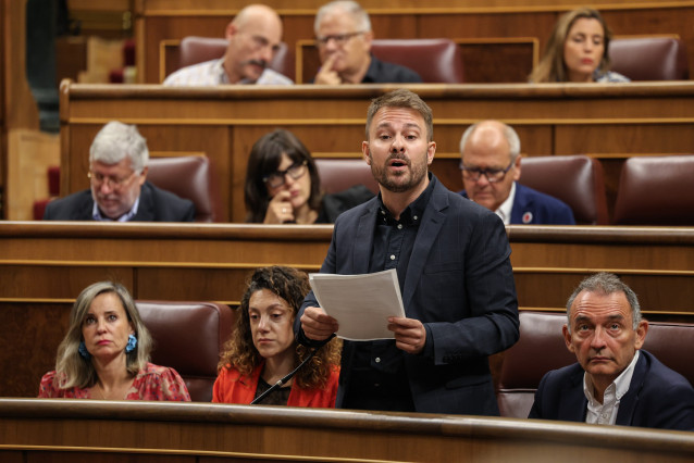 Archivo - El diputado de Compromís integrado en Sumar, Alberto Ibáñez, interviene durante una sesión de control al Gobierno en el Congreso de los Diputados, a 17 de septiembre de 2025, en Madrid (España).