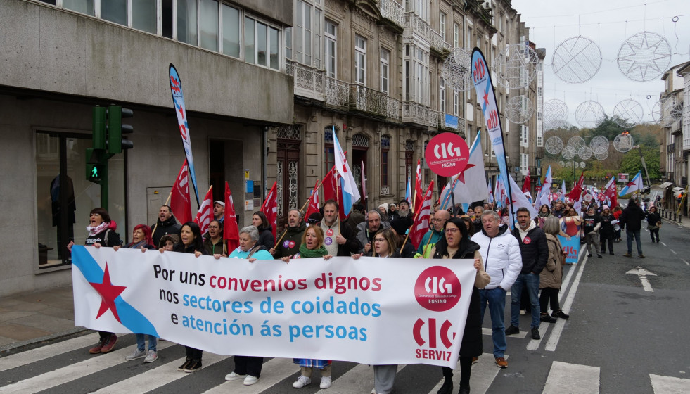 Trabajadores del sector de cuidados protestan en Santiago para reclamar a la Xunta mejoras laborales y salariales