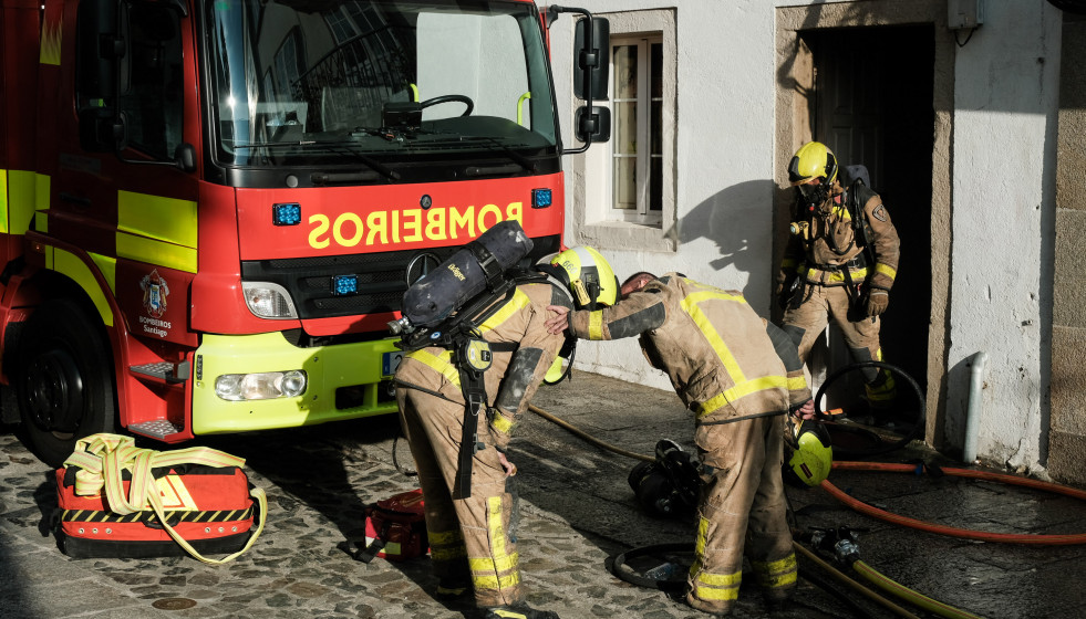 Archivo - Varios bomberos apagan un incendio en una vivienda de la rúa do Medio de Santiago de Compostela, a 22 de agosto de 2022, en Santiago de Compostela, A Coruña, Galicia (España). El incendio