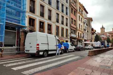 Archivo - Furgoneta de reparto estacionada