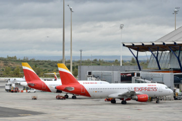 Archivo - Aviones de Iberia Express.