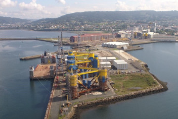 Archivo - Estructuras flotantes en las instalaciones de Navantia Fene.