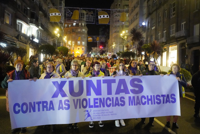 Archivo - Decenas de personas durante la manifestación por el 25N convocada por la Rede de Mulleres contra os Malos tratos, a 25 de noviembre de 2024, en Vigo.