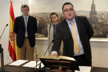 Uzal Tresandi jurando cargo ante el conselleiro que lo nombró, Alfonso Rueda, en 2009