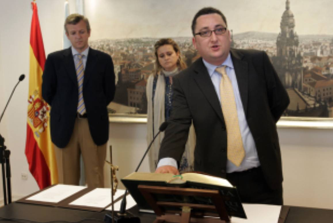 Uzal Tresandi jurando cargo ante el conselleiro que lo nombru00f3, Alfonso Rueda, en 2009