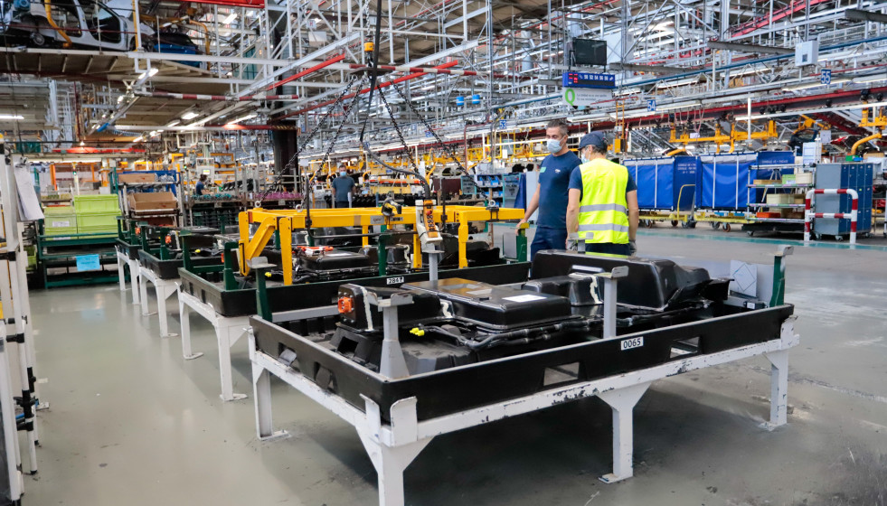 Archivo - Varios operarios trabajan en la sede de Stellantis, el día que la vicepresidenta primera del Gobierno y ministra de Asuntos Económicos y Transformación Digital, ha visitado la fábrica, a