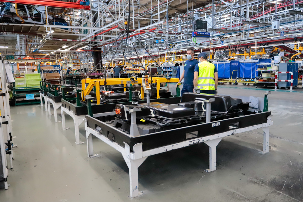 Archivo - Varios operarios trabajan en la sede de Stellantis, el día que la vicepresidenta primera del Gobierno y ministra de Asuntos Económicos y Transformación Digital, ha visitado la fábrica, a