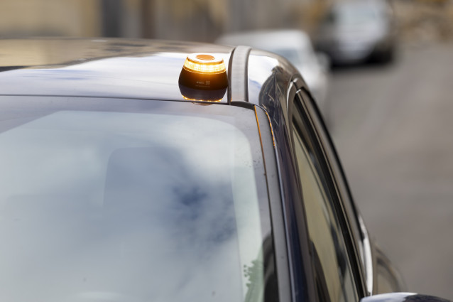 Baliza V16 de emergencia para vehículos, a 21 de noviembre de 2025, en Madrid (España). La baliza V16 conectada será obligatoria a partir del 1 de enero de 2026 para señalizar averías o situaciones de emergencia en carretera, en sustitución de los triángu