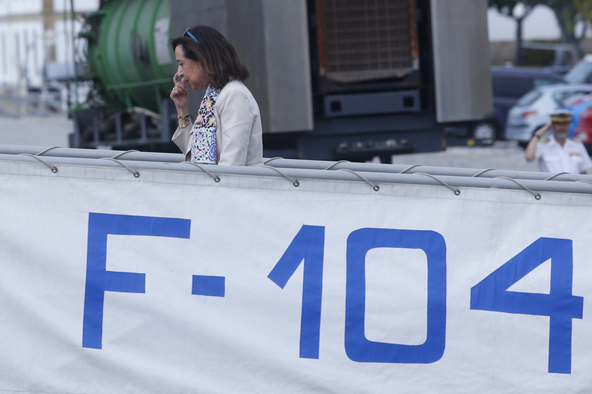 La ministra de Defensa en funciones, Margarita Robles, visita la fragata ‘Méndez Núñez’ en el Arsenal de Ferrol, a 14 de agosto de 2023, en Ferrol, A Coruña, Galicia (España). La fragata ‘M