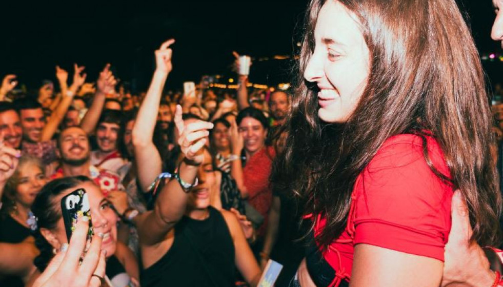 La cantante de Delaporte interactuando con el público en una imagen de archivo de un concierto en 2023 publicada en Facebook