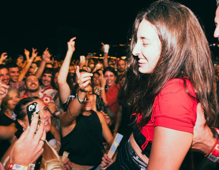 La cantante de Delaporte interactuando con el pu00fablico en una imagen de archivo de un concierto en 2023 publicada en Facebook